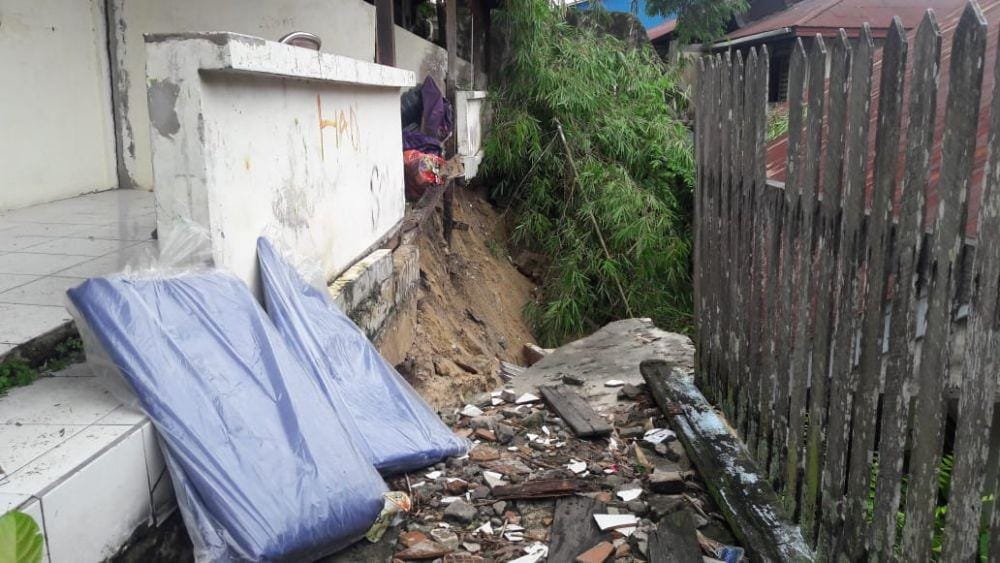 BPDB Balikpapan memberi bantuan terpal di lokasi longsor di RT 02, Kelurahan Mekar Sari, Balikpapan Tengah. (Dok.IDN Times/Istimewa)