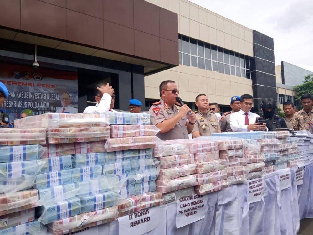 Kapolda Jatim Irjen Pol Luki Hermawan saat konferensi pers sambil memamerkan barang bukti senilai miliaran rupiah, Jumat (3/1). Dok Istimewa