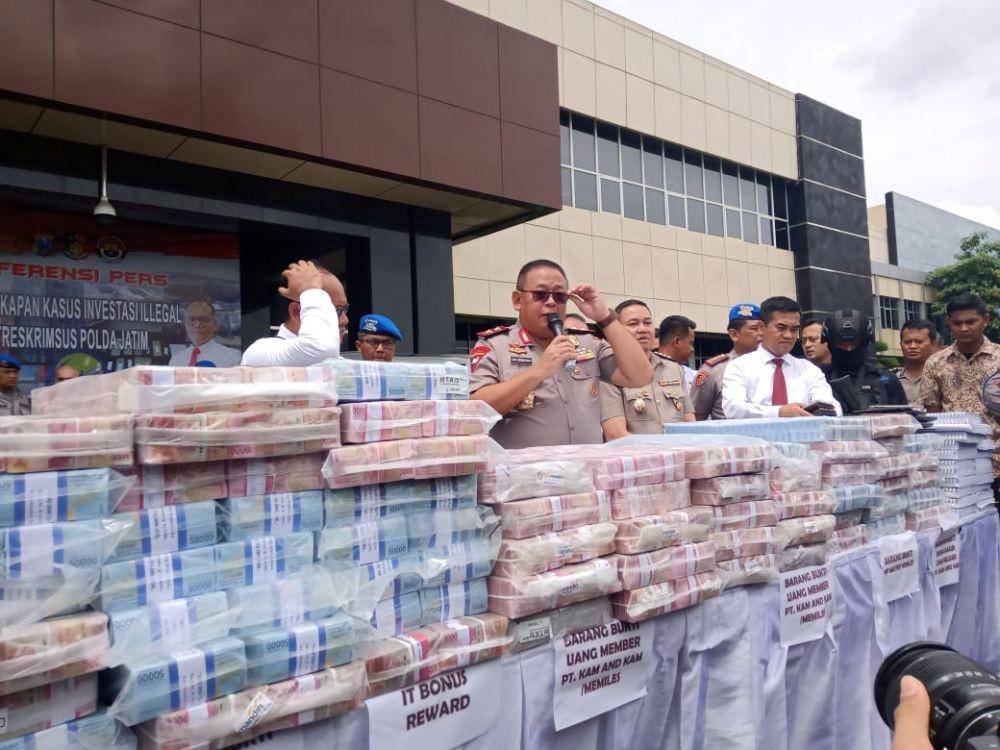 Kapolda Jatim Irjen Pol Luki Hermawan saat konferensi pers sambil memamerkan barang bukti senilai miliaran rupiah, Jumat (3/1). Dok Istimewa