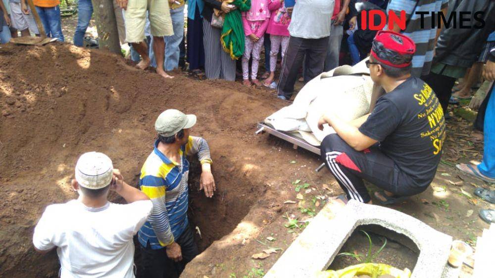 Sule dan keluarga di pemakaman Lina (IDN Times/Azzis Z)