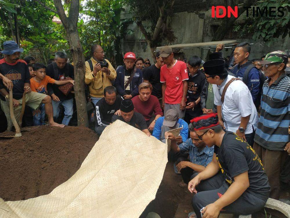 Sule dan keluarga di pemakaman Lina (IDN Times/Azzis Z)