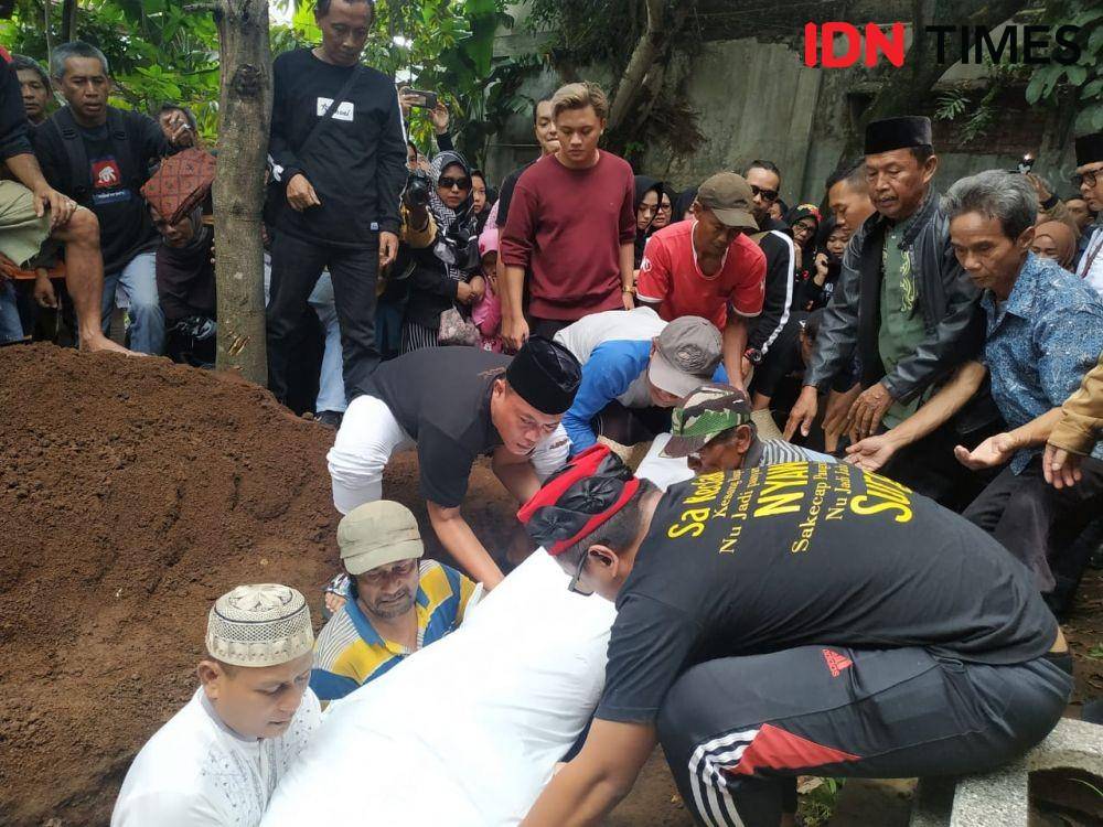 Sule dan keluarga di pemakaman Lina (IDN Times/Azzis Z)