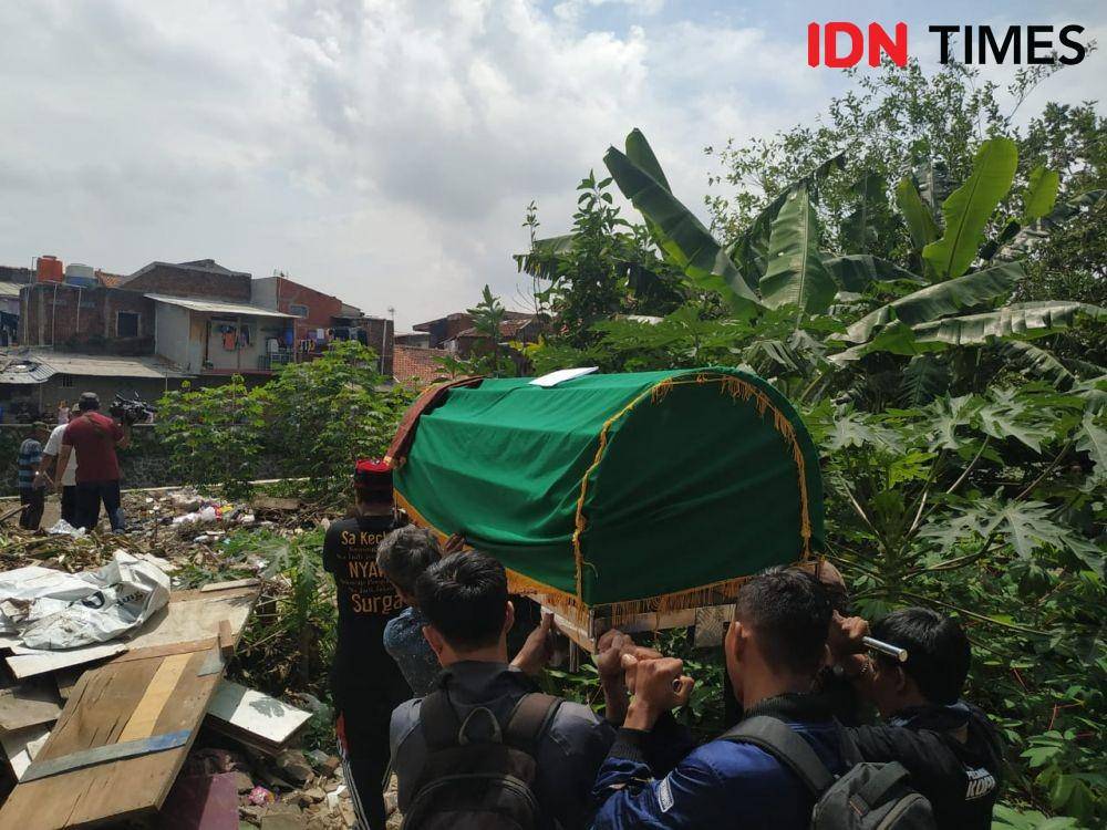 Suasana Haru dan Tangis Keluarga di Pemakaman Mantan Istri Sule (IDN Times/Azzis Z.)