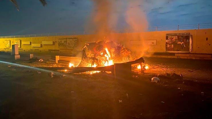 Foto ini dirilis oleh Kantor Pers Perdana Menteri Irak yang menunjukkan kendaraan terbakar di Bandara Internasional Baghdad setelah serangan udara di Baghdad, Irak, Jumat pagi, 3 Januari 2020. cnbc.com