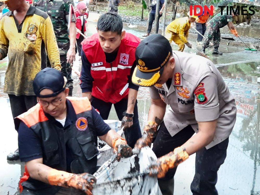 Gubernur DKI Jakarta Anies Baswedan saat ikut membersihkan lumpur sisa banjir Jakarta. (IDN Times/Gregorius Aryodamar P)