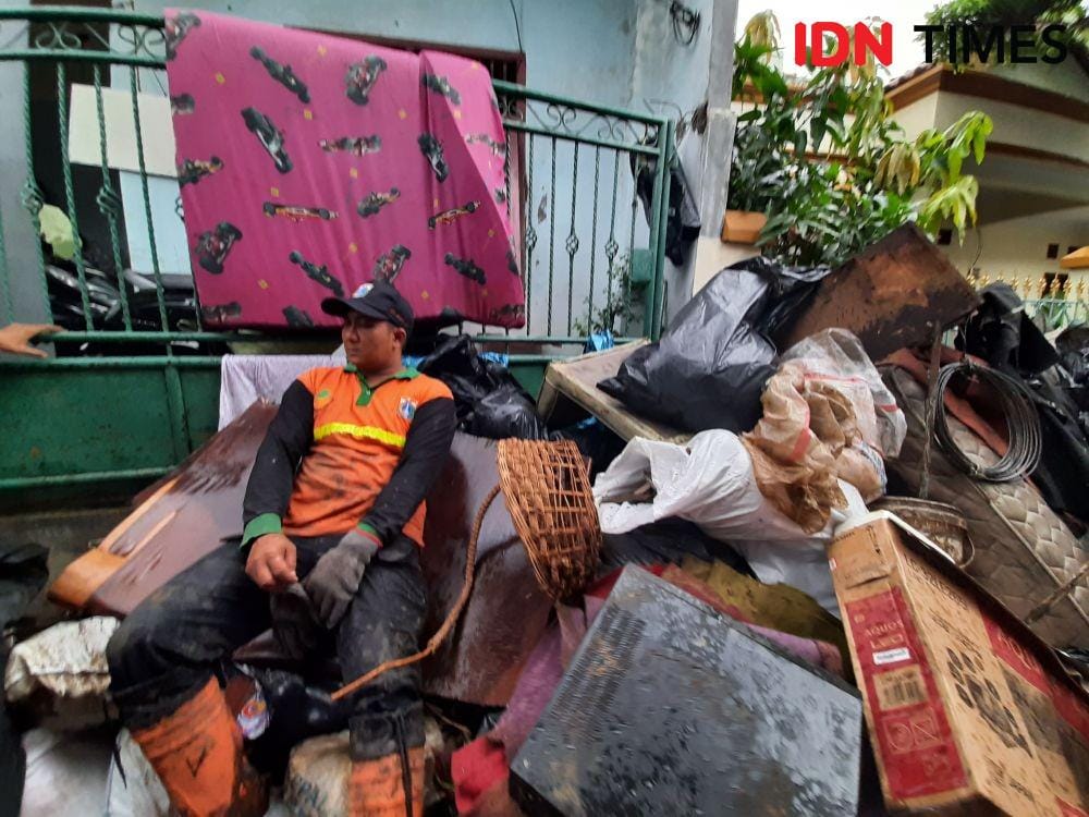 Kerja bakti banjir Jakarta (IDN Times/Gregorius Aryodamar P)