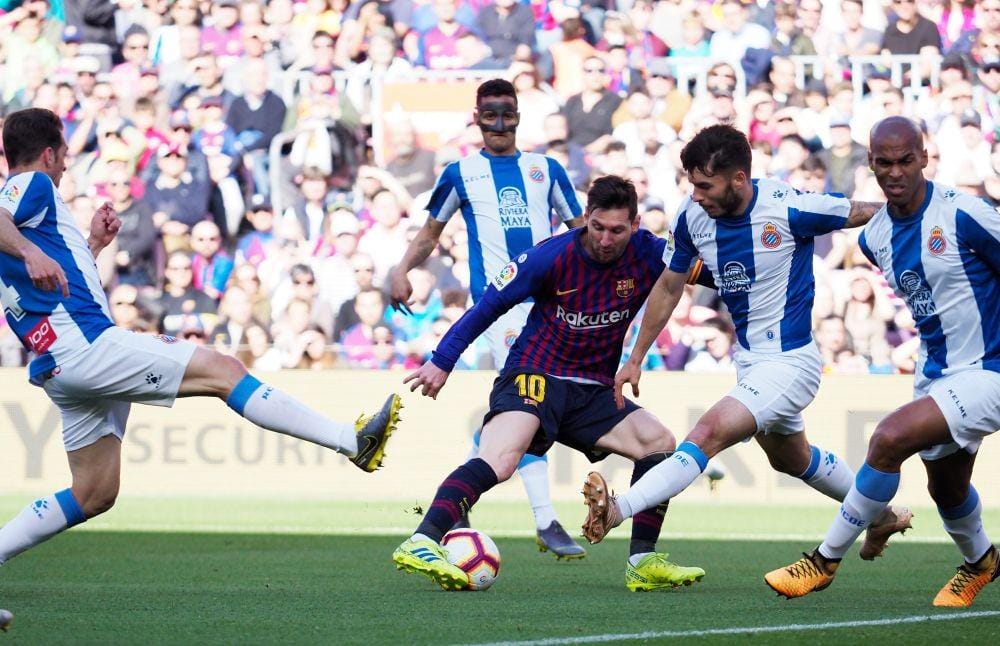 Pemain Barcelona, Lionel Messi sedang mengelabui pemain Espanyol. IDN Times/Istimewa