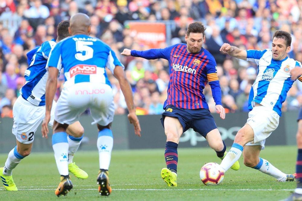 Pemain Barcelona, Lionel Messi sedang mengelabui pemain Espanyol. IDN Times/Istimewa