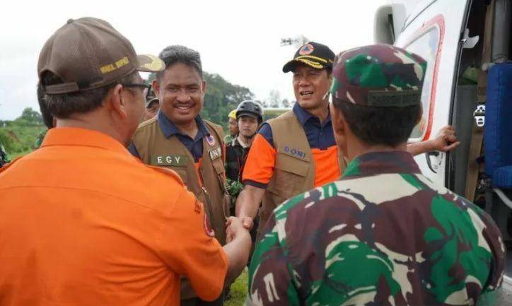 Kepala Badan Nasional Penanggulangan Bencana (BNPB), Doni Monardo saat meninjau lokasi terdampak bencana di Desa Pasir Madang, Kecamatan Sukajaya Kabupaten Bogor, Jawa Barat, Sabtu (4/1/2020). (ANTARA/M Fikri Setiawan)