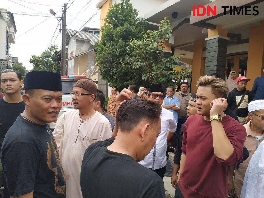 (Sule dan Rizky Febian usai menyolatkan jenazah Lina Jubaedah) IDN Times/Azzis Zulkhairil