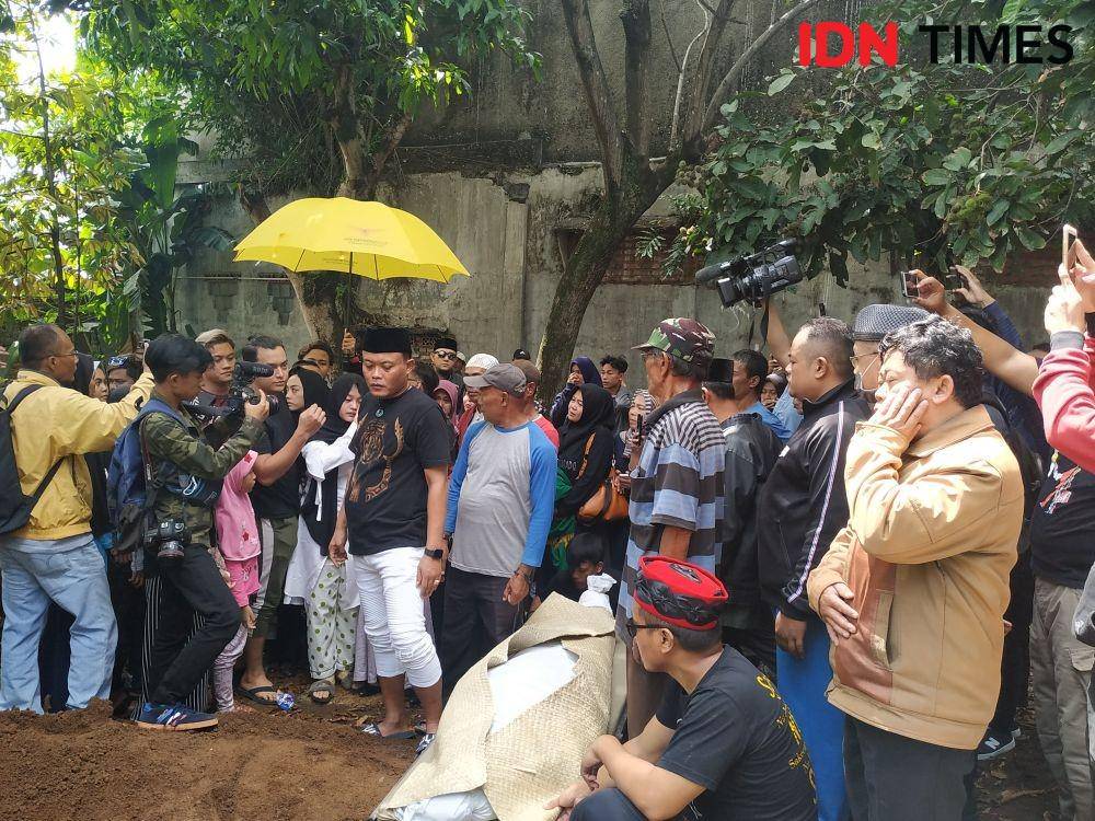 Prosesi pemakaman jenazah mantan istri komedian Sule, Lina Zubaedah. (IDN Times/Azzis Zulkhairil)