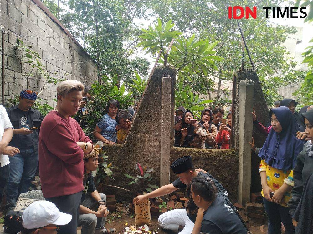 Sule dan Rizky Febrian di pemakaman Lina Jubaedah. (IDN Times/Azzis Zulkhairil)