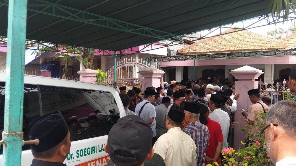 Ribuan pelayat berdatangan ke rumah duka. IDN Times/Imron