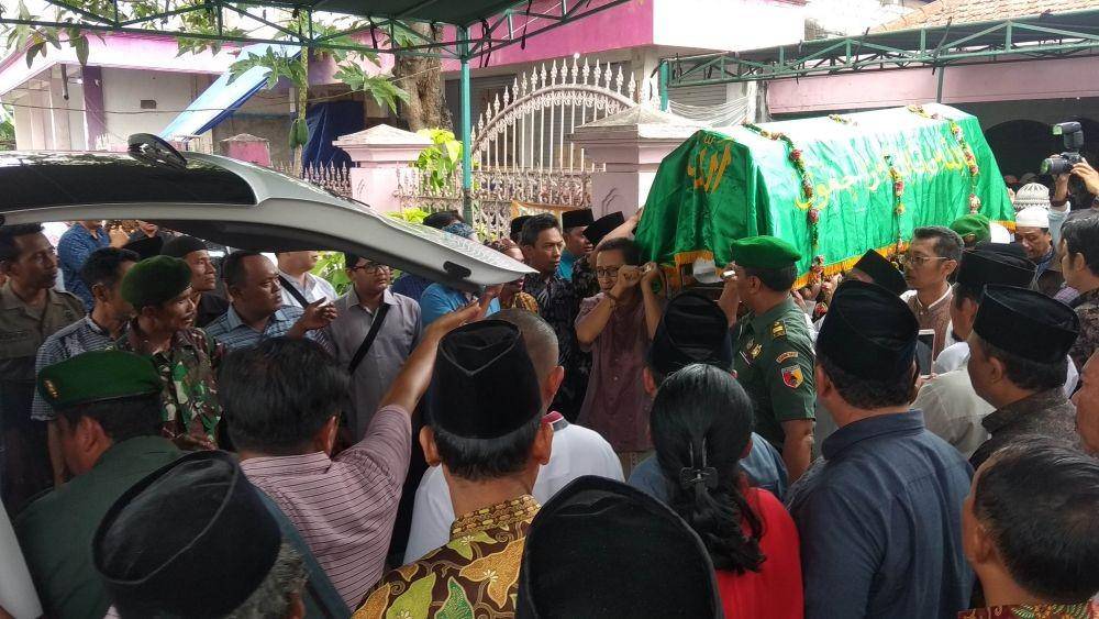 Jenazah mertua Sekda Lamonga korban pembunuhan tiba di rumah duka. IDN Times/Imron