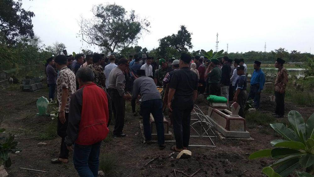 Korban dimakamkan di salah satu TPU di Kecamatan Karanggeneng. IDN Times/Imron
