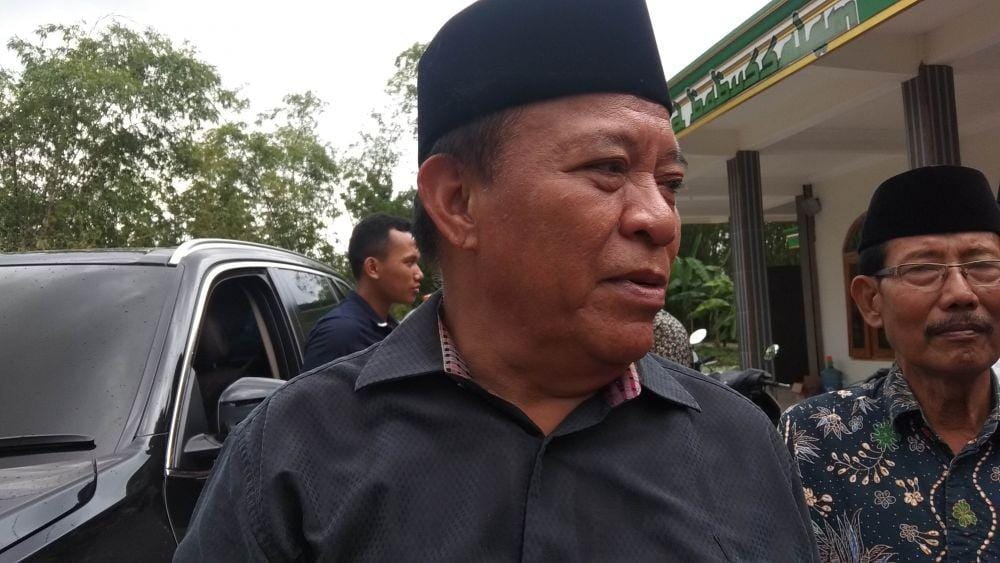 Bupati Lamongan Fadeli usai mengikuti prosesi pemakaman. IDN Times/Imron