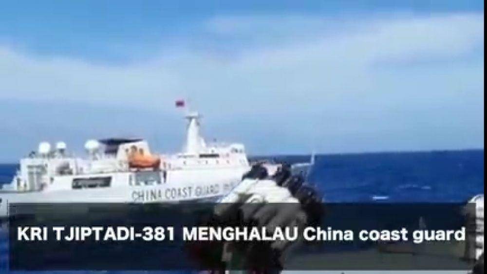 KRI Tjiptadi-381 mengusir Kapal Coast Guard China (Instagram/Fadjroelrachman)