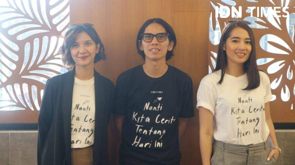Cast film NKCTHI Sheila Dara dan Niken Anjani bersama Sutradara Angga Dwimas Sasongko di PTC Palembang, Sabtu (4/1) (IDN Times/Feny Maulia Agustin)