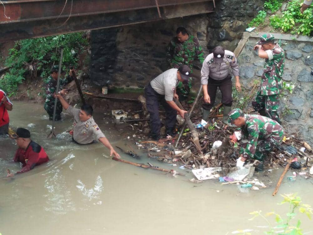 Aparat gabungan bersama masyarakat membersihkan sampah di sungai. Pendim Pati