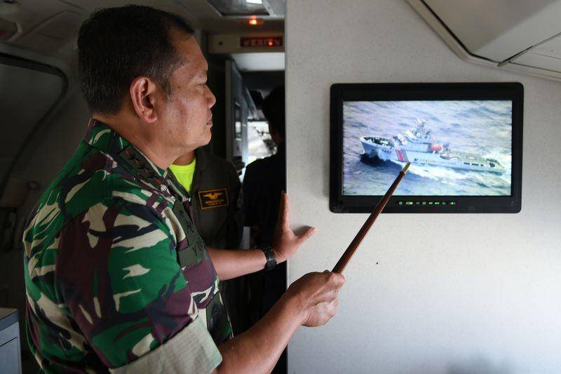 (TNI tengah menunjukkan pergerakan kapal coast guard Tiongkok di wilayah Natuna) ANTARA FOTO/M. Risyal Hidayat