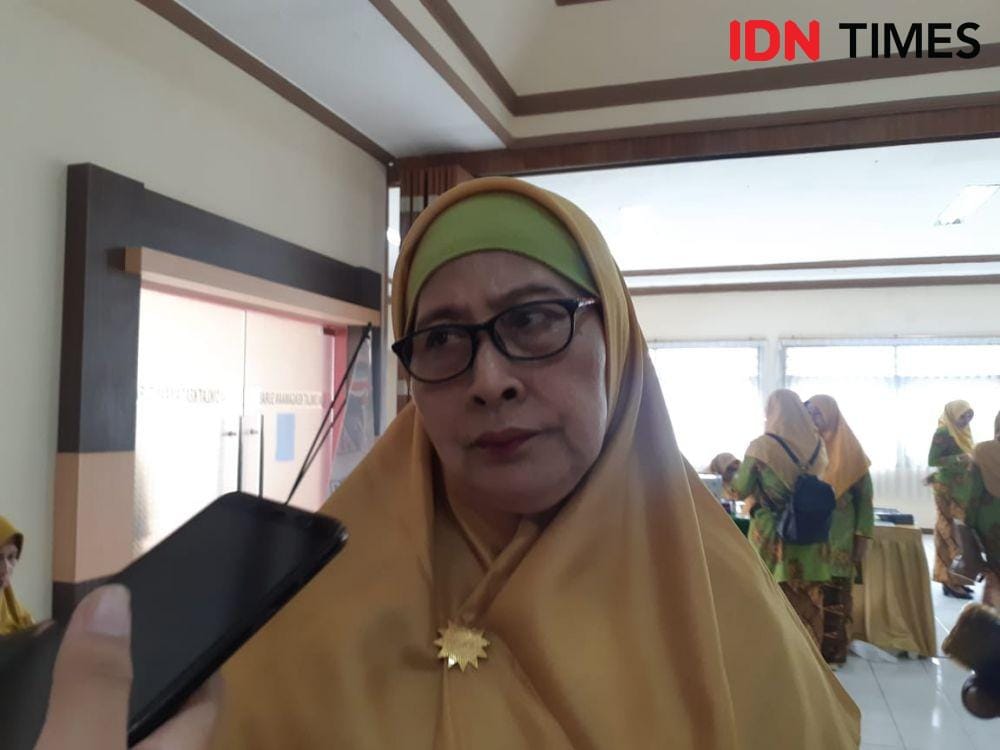 Ketua Aisyiyah Jatim Siti Dalilah Candrawati saat diwawancarai di Balai Diklat Keagamaan Surabaya, Sabtu (4/1).