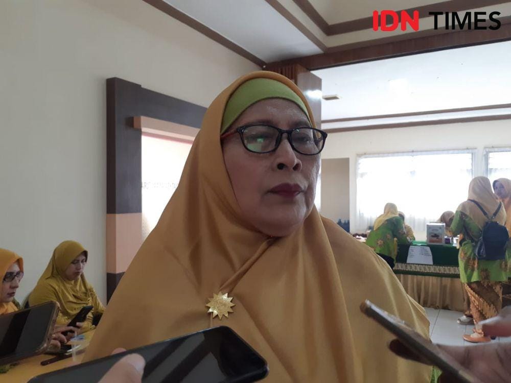Ketua Aisyiyah Jatim Siti Dalilah Candrawati saat diwawancarai di Balai Diklat Keagamaan Surabaya, Sabtu (4/1).