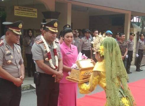 Kombes Pol Johnny Isir disambut penari setepak sirih saat tiba di Mapolrestabes Medan (Dok.IDN Times/istimewa)