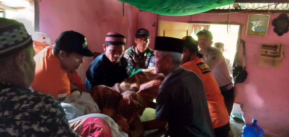 Jenazah nelayan yang hilang di Laut Tapteng diserahkan kepada pihak keluarga, Minggu (5/1) (Dok Tim SAR)