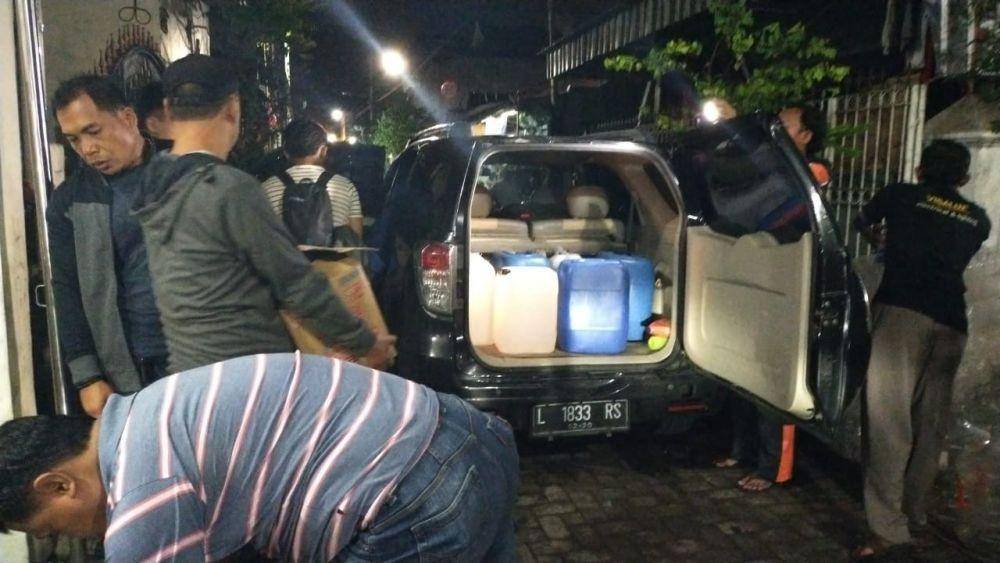 Polrestabes Surabaya gerebek rumah produksi miras oplosan di kawasan Bronggalan Sawah Surabaya, Sabtu malam (4/1). IDN Times/Dok.Istimewa