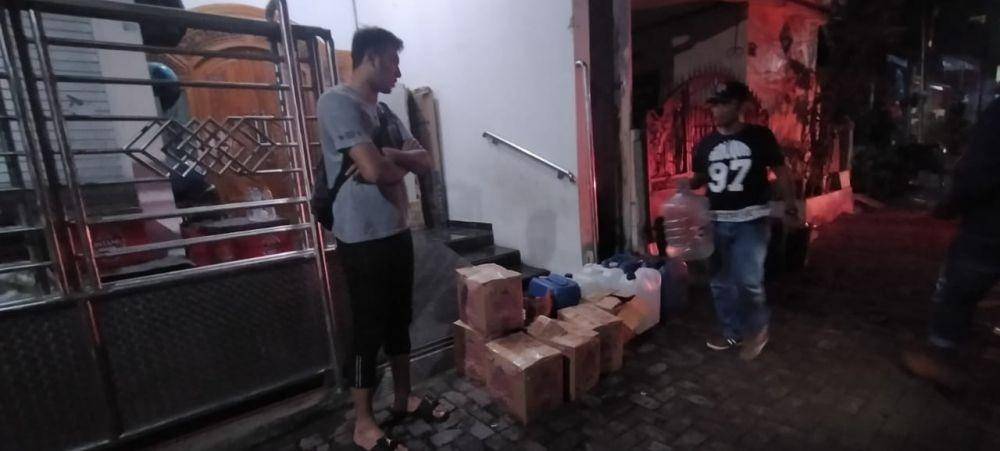 Polrestabes Surabaya gerebek rumah produksi miras oplosan di kawasan Bronggalan Sawah Surabaya, Sabtu malam (4/1). IDN Times/Dok.Istimewa