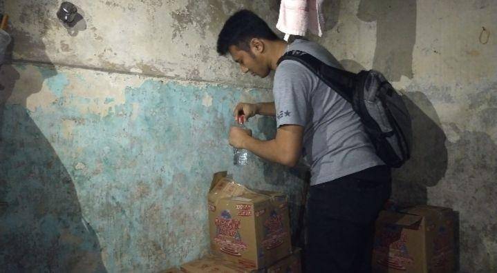 Kanit Idik II Satresnarkoba Polrestabes Surabaya Iptu Danang Dwi Abrianto saat memeriksa barang bukti cukrik di lokasi, Sabtu malam (4/1). IDN Times/Dok.Istimewa