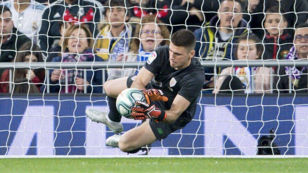 Unai Simon kala mengamankan gawang Bilbao. Twitter/@datathle