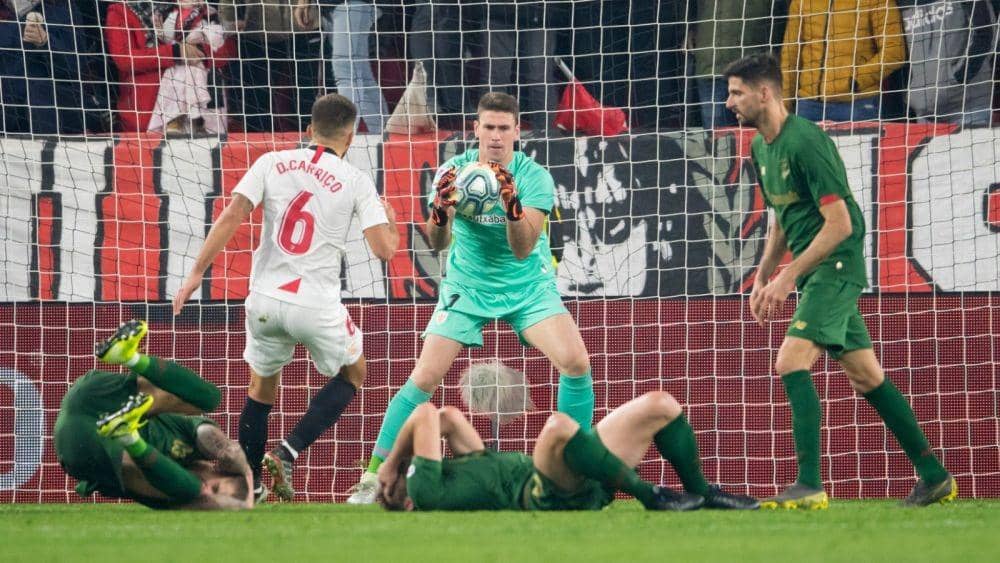 Aksi Unai Simon di bawah mistar gawang Bilbao. Twitter/@athleticclubcal