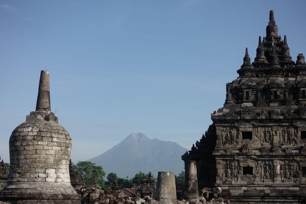 Gunung Merapi terlihat dari kawasan Candi Plaosan, Prambanan, Klaten, Jawa Tengah. ANTARA FOTO/Hendra Nurdiyansyah