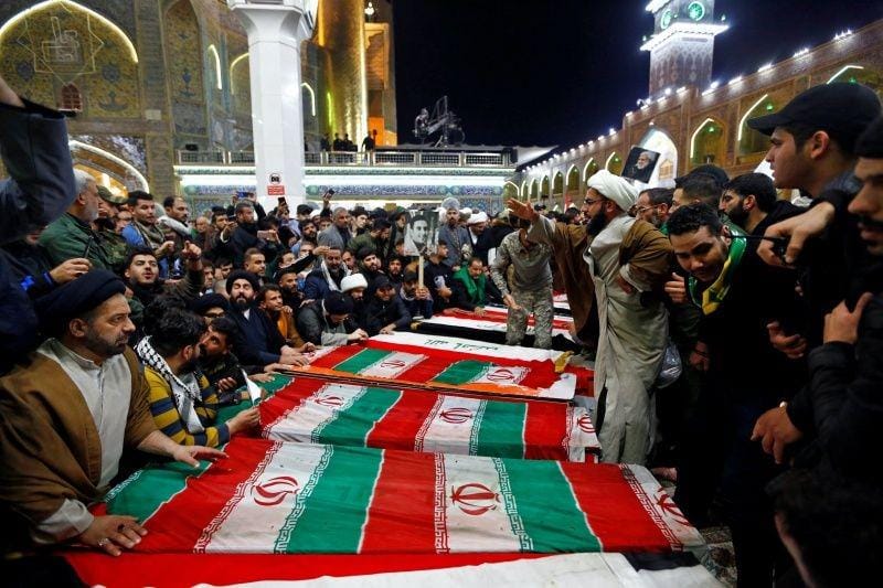 Pelayat menghadiri upacara pemakaman Mayor Jenderal Iran Qassem Soleimani, kepala pasukan elit Quds dari Garda Revolusioner dan komandan milisi Irak Abu Mahdi al Muhandis, yang tewas dalam serangan udara di bandara Baghdad, di Kuil Suci Imam Ali di Najaf, Irak, pada 4 Januari 2020. ANTARA FOTO/REUTERS/Alaa al-Marjani