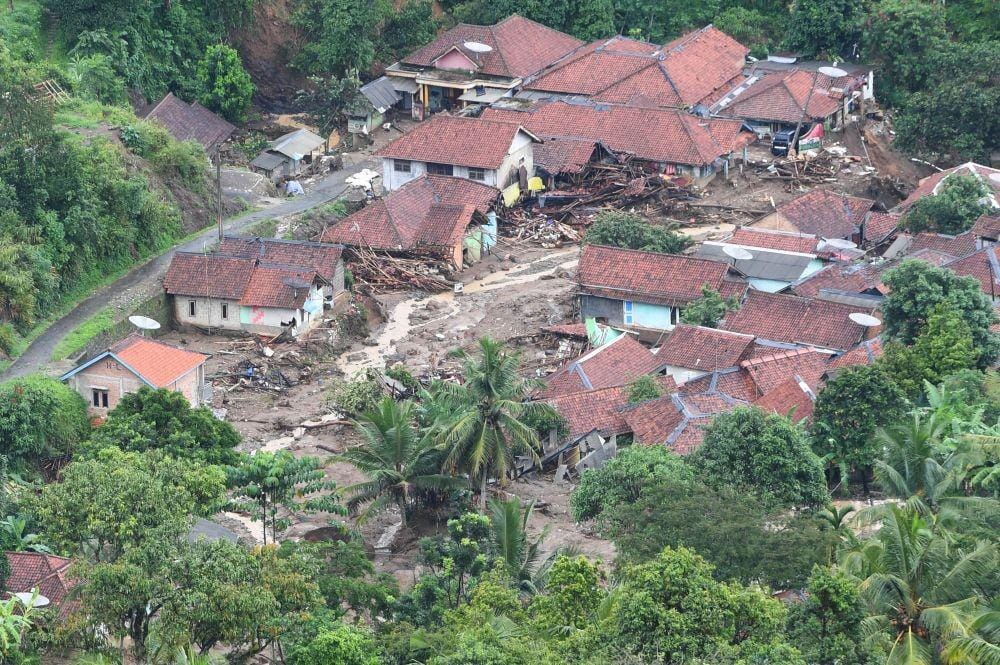 (Longsor di Sukajaya, Bogor) ANTARA FOTO/Akbar Nugroho Gumay