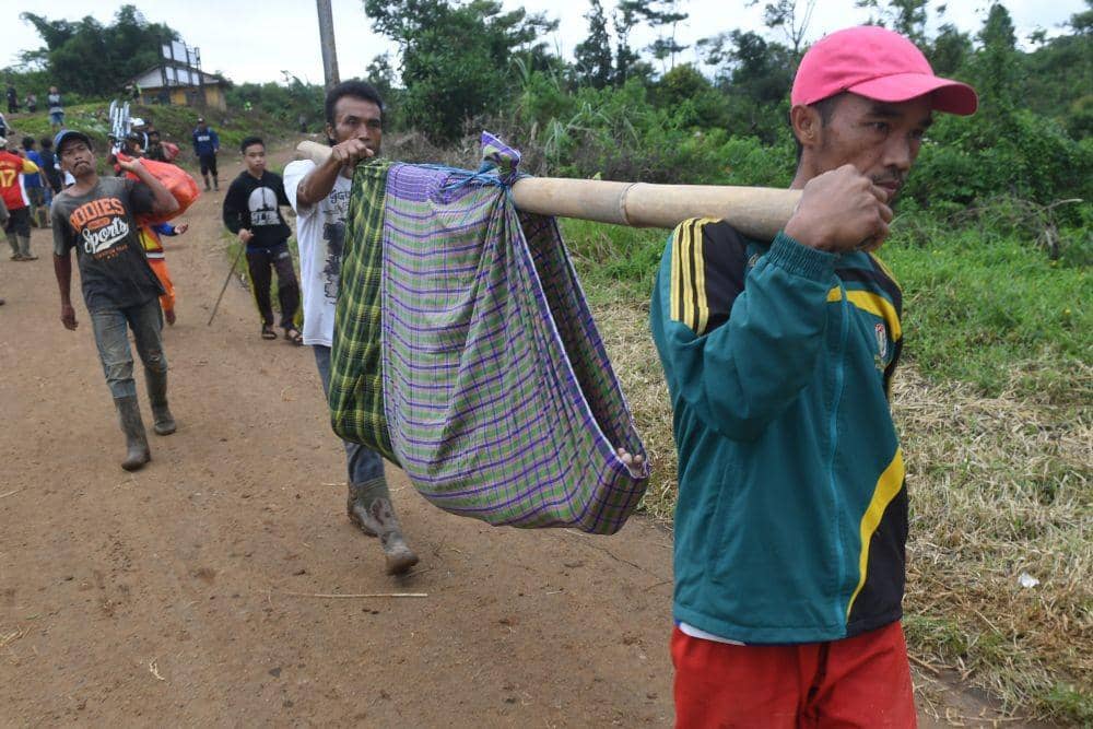 (Warga korban longsor di Sukajaya, Bogor) ANTARA FOTO/Akbar Nugroho Gumay