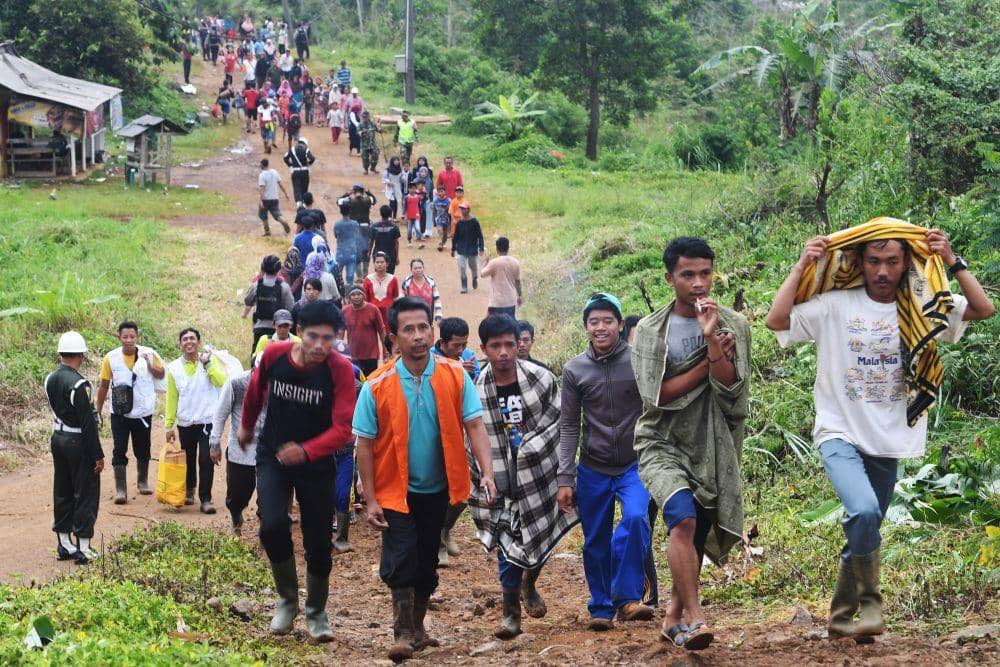 (Warga korban longsor di Sukajaya, Bogor) ANTARA FOTO/Akbar Nugroho Gumay