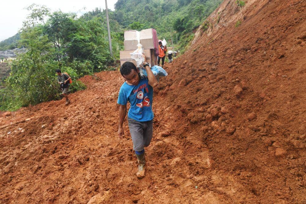 (Warga korban longsor di Sukajaya, Bogor) ANTARA FOTO/Akbar Nugroho Gumay