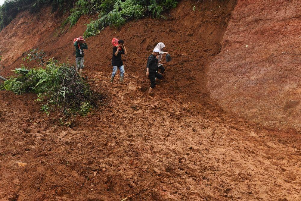 (Warga korban longsor di Sukajaya, Bogor) ANTARA FOTO/Akbar Nugroho Gumay