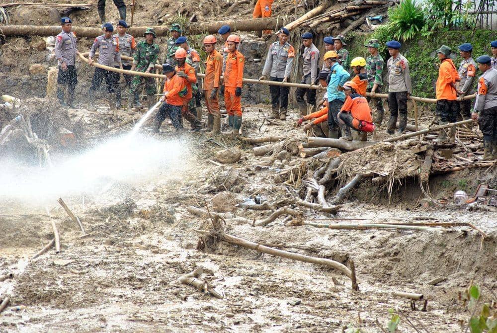 (Longsor di Sukajaya, Bogor) ANTARA FOTO/Arif Firmansyah