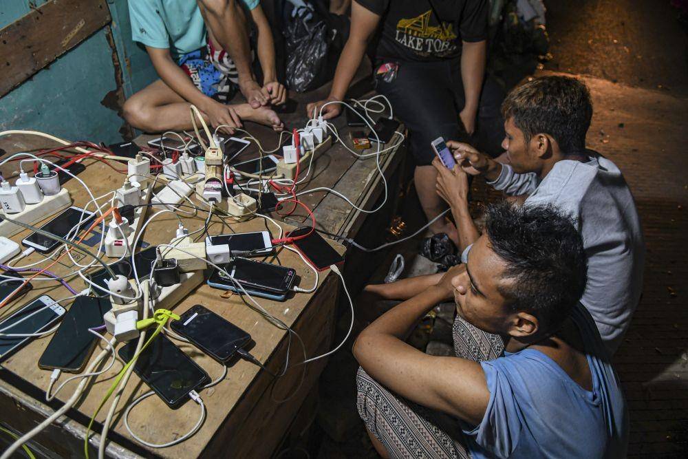 Ilustrasi penggunaan gadget. ANTARA FOTO/Muhammad Adimaja