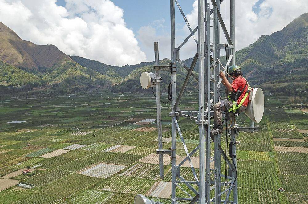Teknisi melakukan perawatan perangkat Base Transceiver Station milik XL Axiata yang menjangkau pelanggan di kawasan wisata Gunung Rinjani, Desa Sembalun Lawang, Kecamatan Sembalun, Lombok Timur, NTB. ANTARA FOTO/Ahmad Subaidi