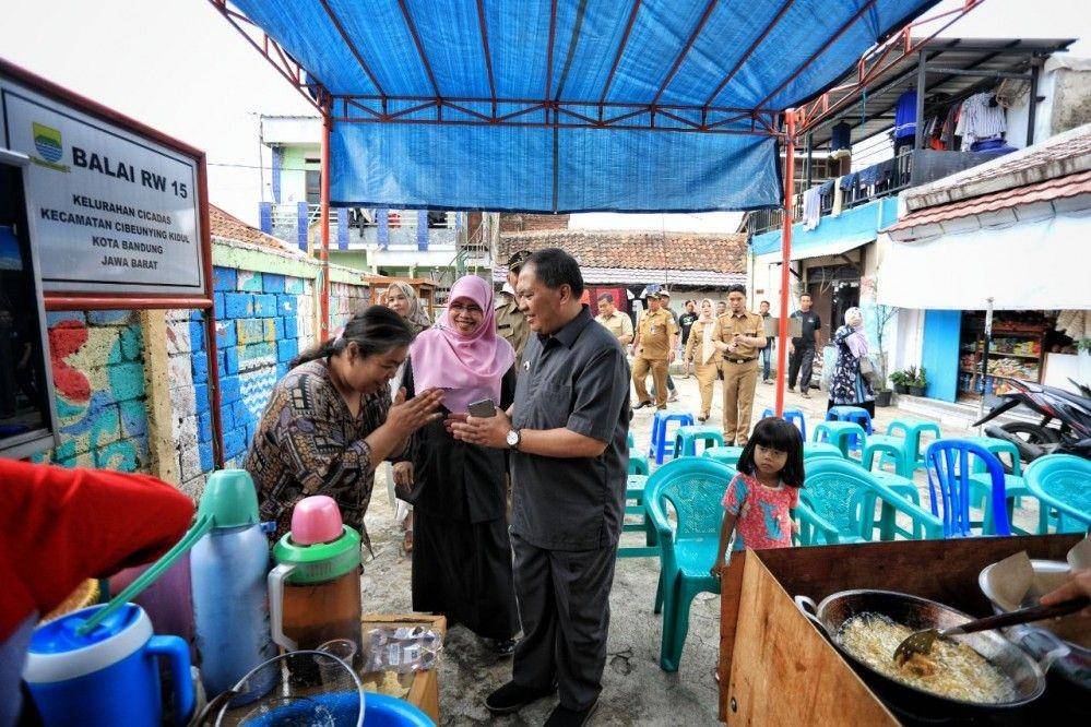 Wali Kota Bandung, Oded M. Danial meninjau lokasi kebakaran di Jalan Asep Berlian, Cicadas, Cibeunying Kidul, Bandung, Senin (6/1/2020). (Humas.Bandung.go.id/Agvi Firdaus)