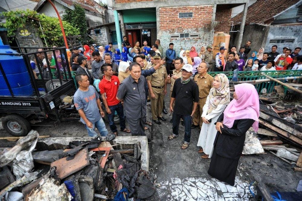 Wali Kota Bandung, Oded M. Danial meninjau lokasi kebakaran di Jalan Asep Berlian, Cicadas, Cibeunying Kidul, Bandung, Senin (6/1/2020). (Humas.Bandung.go.id/Agvi Firdaus)