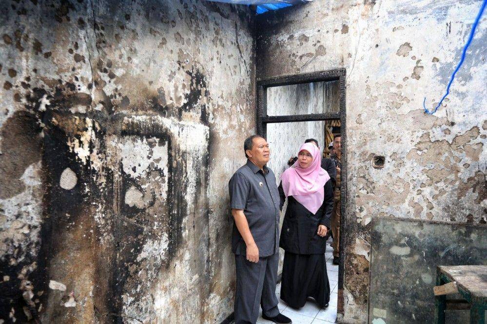 Wali Kota Bandung, Oded M. Danial meninjau lokasi kebakaran di Jalan Asep Berlian, Cicadas, Cibeunying Kidul, Bandung, Senin (6/1/2020). (Humas.Bandung.go.id/Agvi Firdaus)