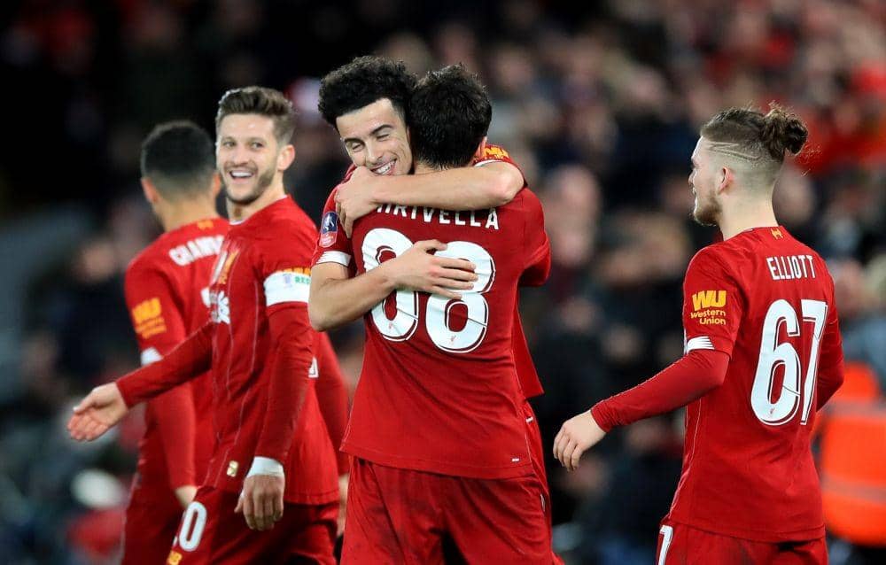 Curtis Jones memeluk Pedro Chirivella usai mencetak gol ke gawang Everton, Minggu (5/1) malam tadi. Twitter/@SquawkaNews