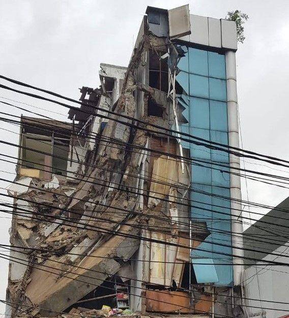 Gedung ambruk di Slipi, Jakarta Barat, Senin (6/1). (Twitter/@TMCPoldaMetro)