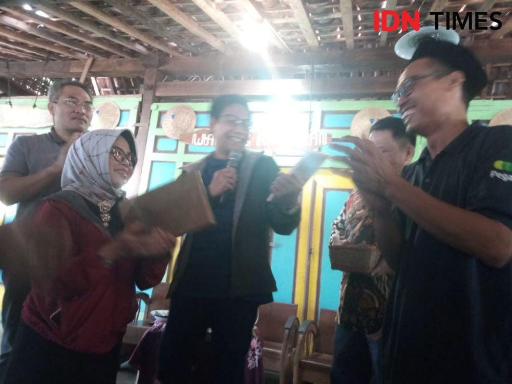 Kepala Desa Panggungharjo, Wahyudi Anggoro Hadi (kanan). IDN Times/Daruwaskita