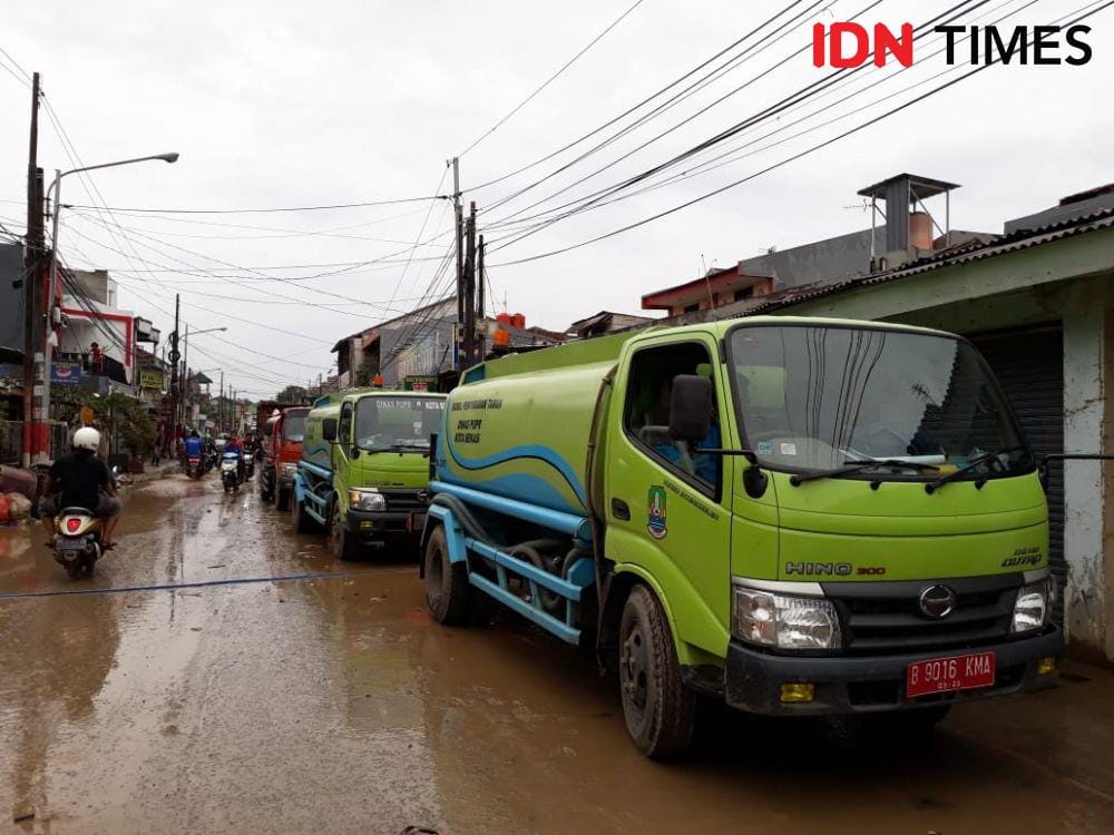 Mobil dinas PUPR Bekasi bantu semprot lumpur paska banjir di perumahan pondok gede permai (IDN Times/Fitang Budhi Adhitia)